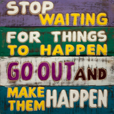 stop waiting for things to happen go out and make them happen rustiek hout rustiek tekst bord cadeau houten deco decoratie